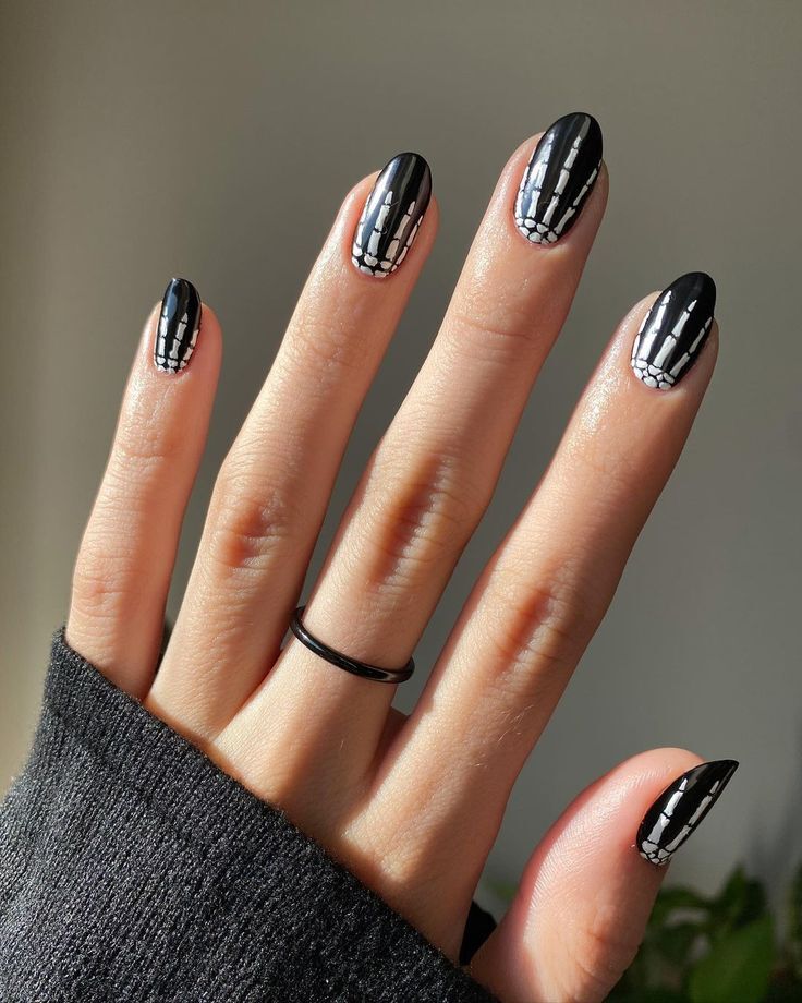 Halloween Nail Ideas - Skeletons Halloween Nail Ideas - Skeletons