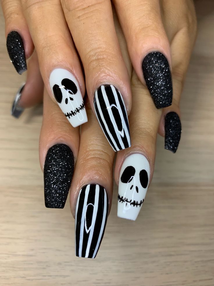 Black and White nightmare in Halloween Nails Black and White nightmare in Halloween Nails