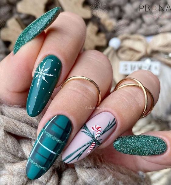 dark-green-plaid-and-glitter-christmas-nails dark-green-plaid-and-glitter-christmas-nails