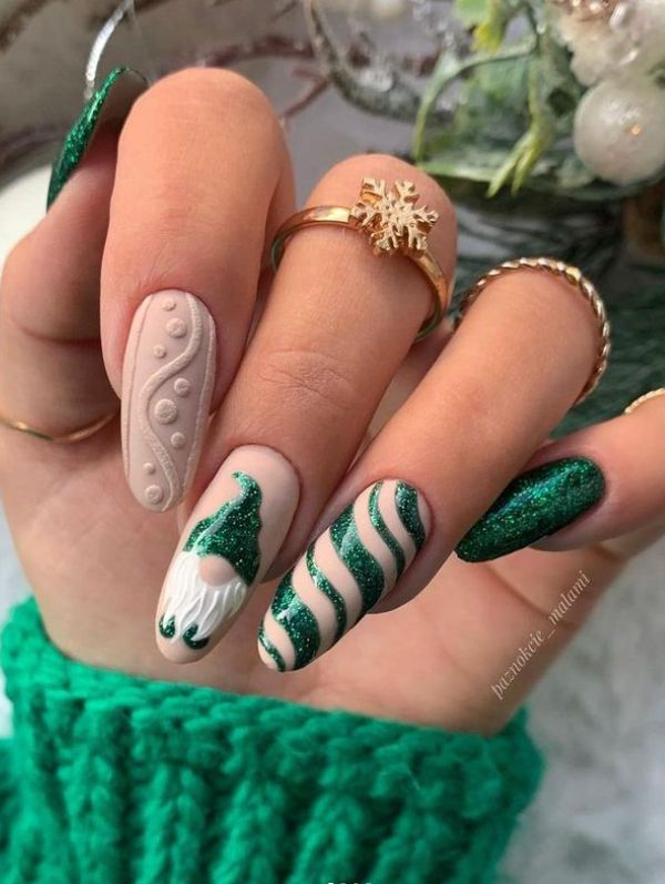 30 Stunning and Aesthetic Christmas Green Nails