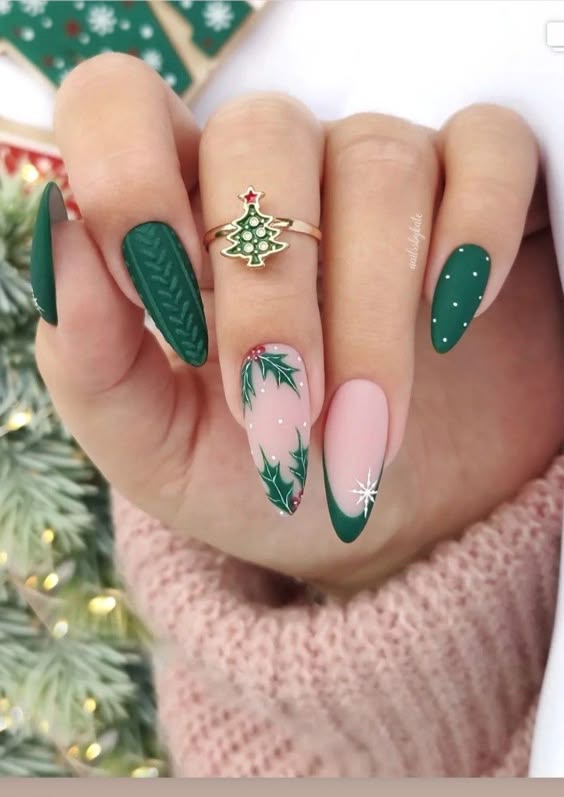 holly leaves on christmas nails holly leaves on christmas nails