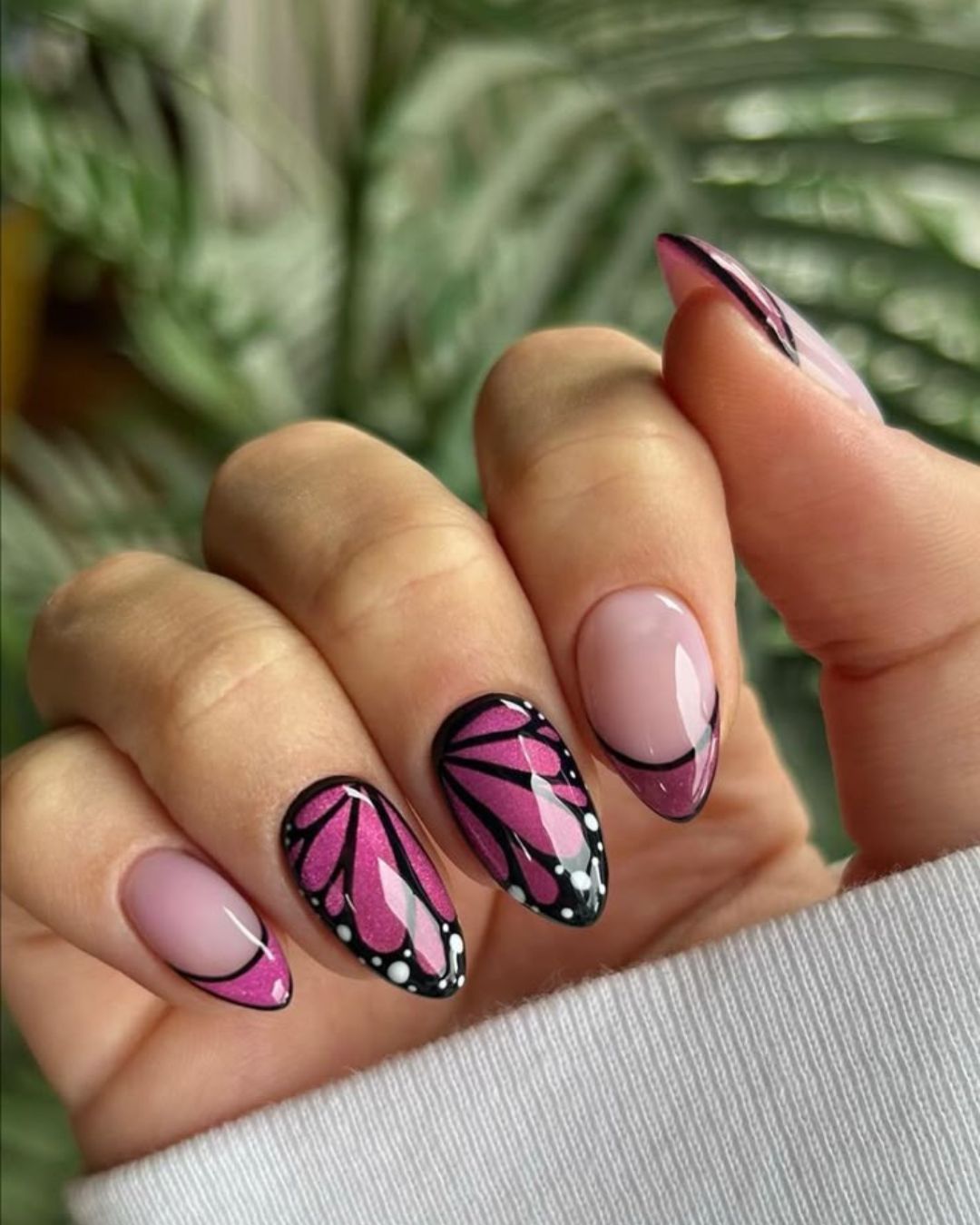 Butterfly inspired pink and black nails Butterfly inspired pink and black nails