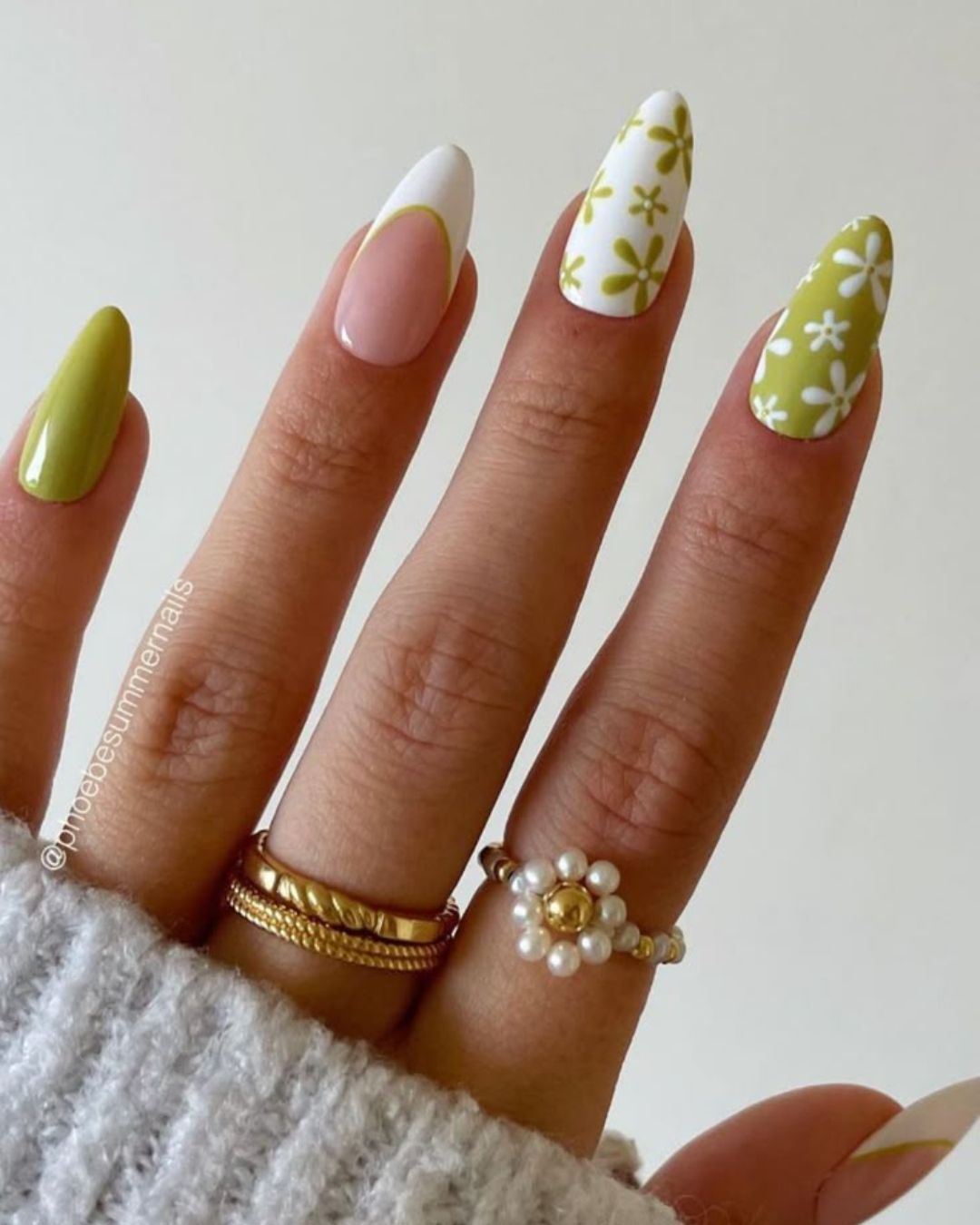 Perfect daisy nail design for sunny days Perfect daisy nail design for sunny days